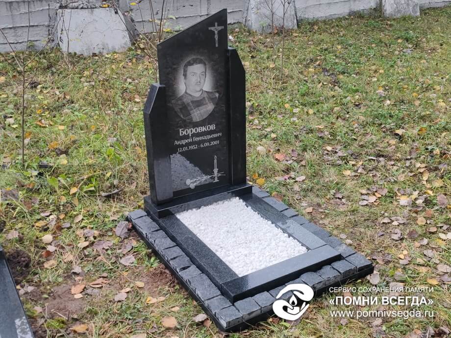 Стеклянный памятник со скосом с фоном под натуральный камень